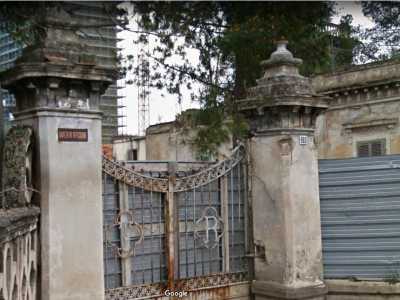 Sulle due colonne laterali invece (anch�esse abbattute), oltre al numero civico 180 si poteva scorgere una placca recante la parola �Villa�